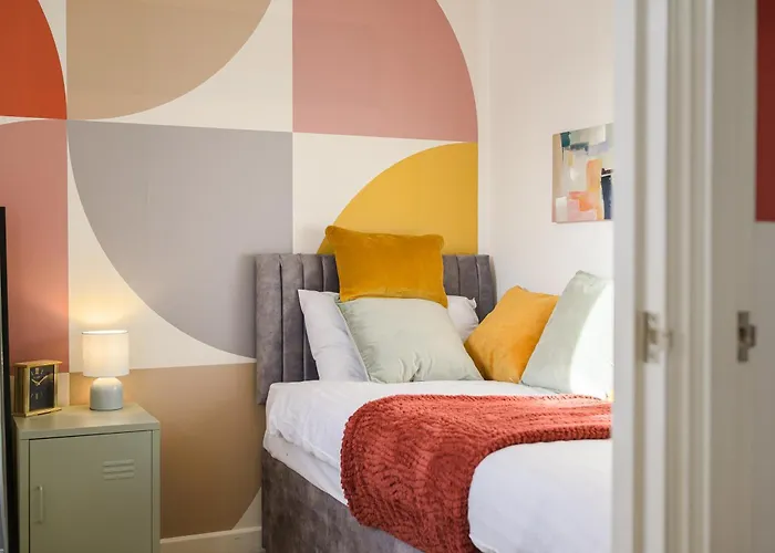 15 Mins To Centre! Sleeps 7, Free Parking, Wi-fi & Garden Daire