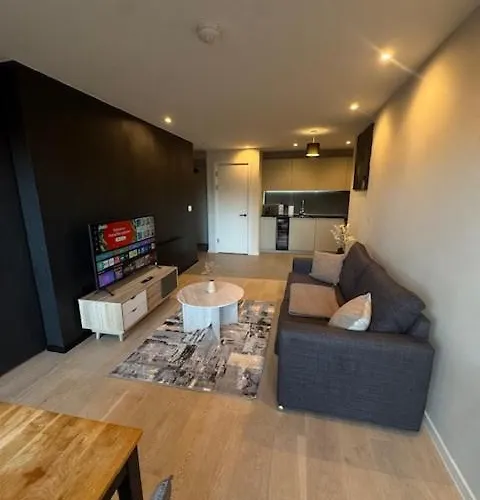 Apartment 2bed With Balcony & Views Centre