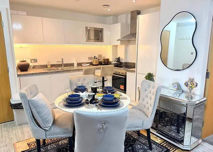 Mega12 Luxury Modern At Centre,2 Bath, 2 Toilets, 2 King Beds,-free Car Park *