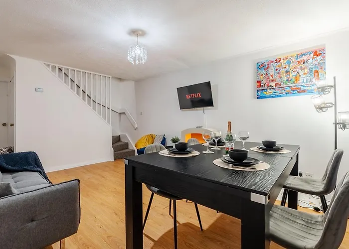 4 Mins From Stadium - Sleeps 7 - Near - Driveway Parking 아파트 맨체스터