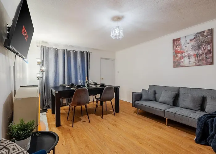 4 Mins From Stadium - Sleeps 7 - Near - Driveway Parking Apartment *