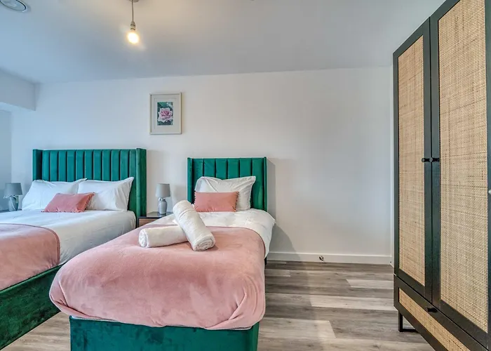 2-br Flat - & Town Centre View -1 Minute To Train & Tram Station - Sleeps 5 맨체스터