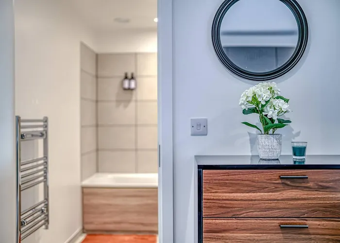 1-br Flat In Eccles - 1 Minute Walk To Train & Tram Station - Sleeps 3 *