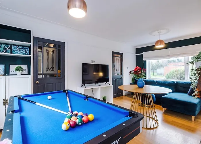 Stylish Home, Sleeps 7, Pool Table, Free Parking, Free Wi-fi, Full Kitchen, Perfect For Groups *