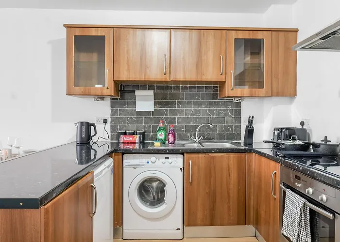 Center Base Spacious With Secure Parking * Manchester