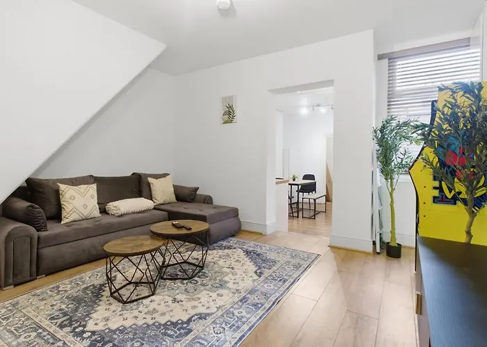 Apartment Spacious 4 Bedroom House With Pacman,darts, Netflix By Vista Short Lets *