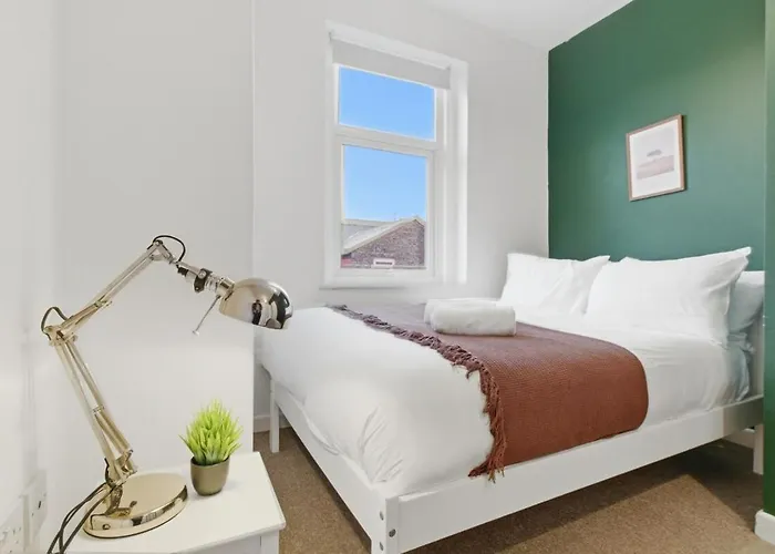 Spacious 4 Bedroom House With Pacman,darts, Netflix By Vista Short Lets