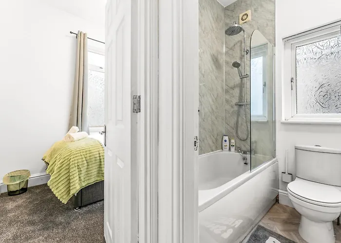 Appartement Comfortable 4 Bed - Free Parking & Fast Wifi *