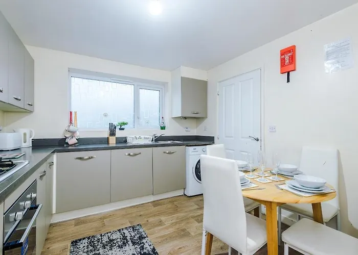 3-Bed Gem By Parydise Properties - Spacious & Elegant Near City Centre & Etihad- Perfect For Business Or Leisure * Manchester