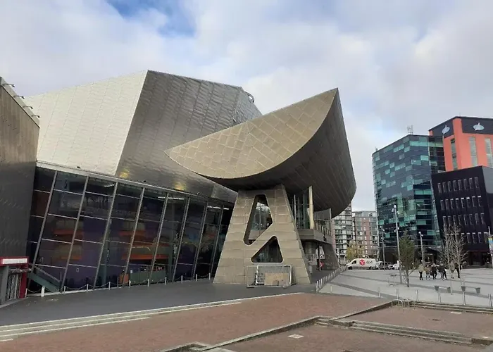 Six Bedroom Group Near Mediacityuk With Garden And Lockbox Check In Konukevi Manchester