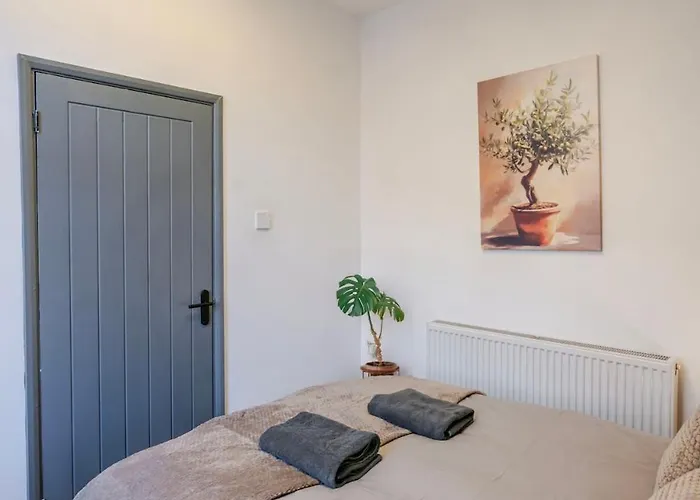 Tallis House, Near Centre, Sleeps 8 By Nmb *