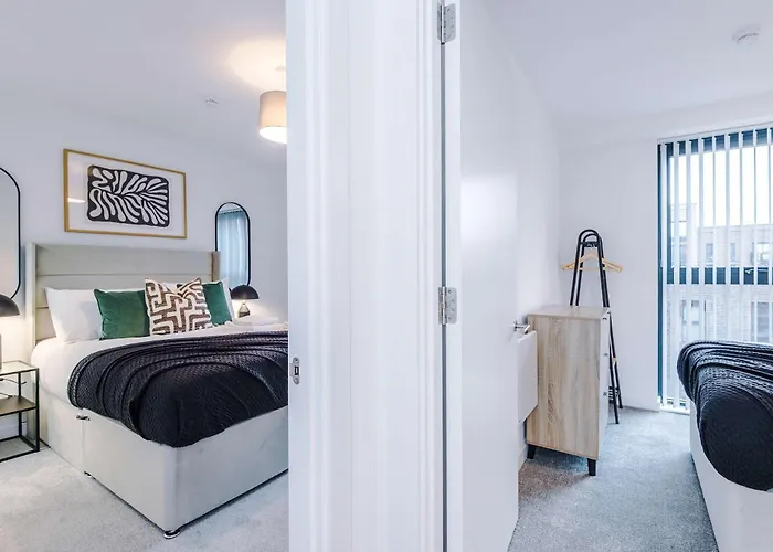 Modern 2br W Secure Parking Salford 公寓