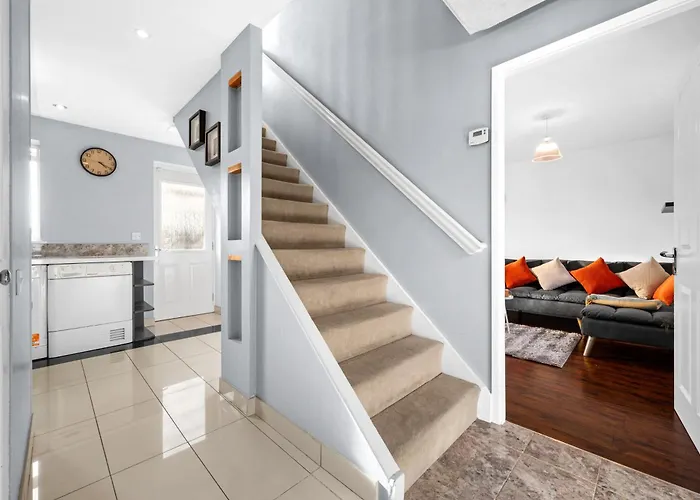 Spacious 3 Bed - Parking, Wi-fi & Garden