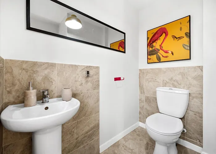 Spacious 3 Bed - Parking, Wi-fi & Garden マンチェスター