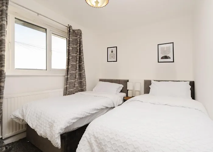 4 Mins From Stadium - Sleeps 7 - Near - Driveway Parking 아파트
