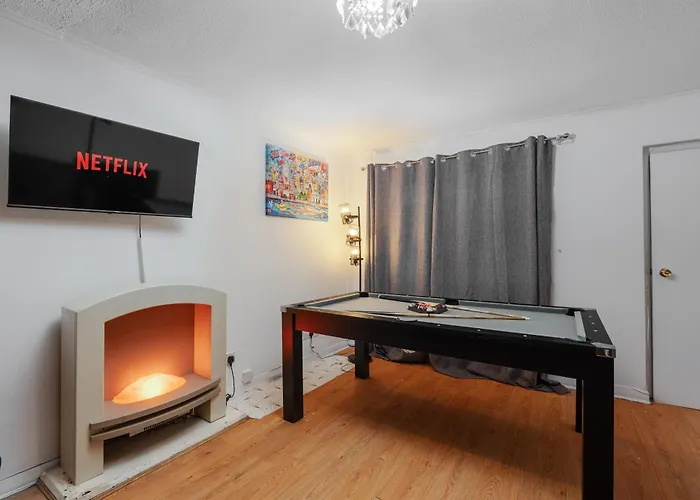 4 Mins From Stadium - Sleeps 7 - Near - Driveway Parking Apartment Manchester