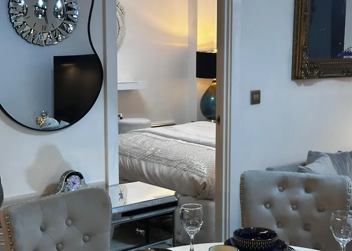 Modern Two Bedroom For Five With On-site Parking In Salford Daire