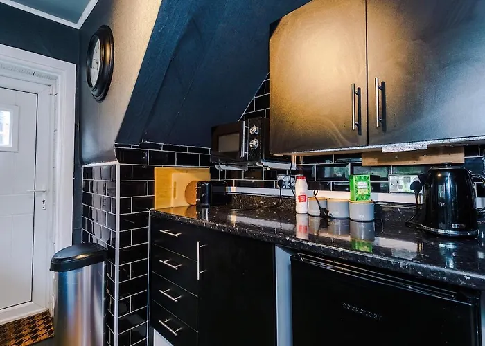 Apartman Stylish Home, Sleeps 7, Pool Table, Free Parking, Free Wi-fi, Full Kitchen, Perfect For Groups Manchester