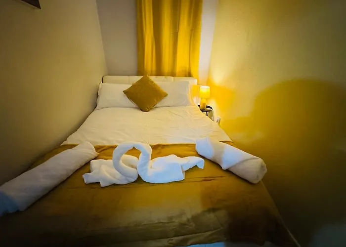 Luxury 2-bed Apartment,office With Built-in Tv King Bed, Private Entrance And Free Parking