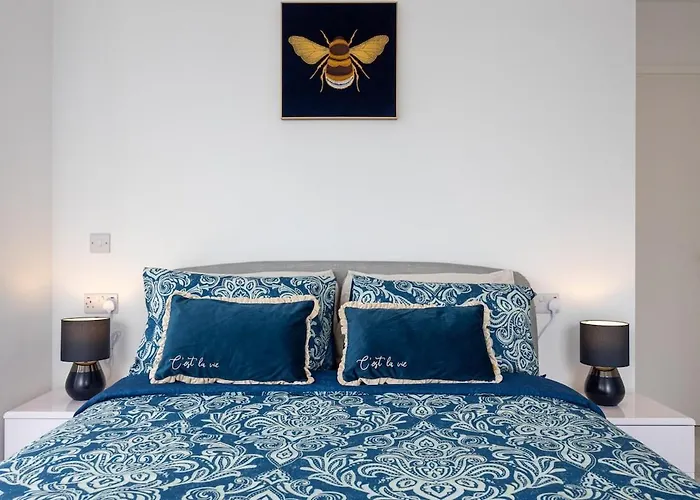 Amalfi 2br Urban Retreat Daire *