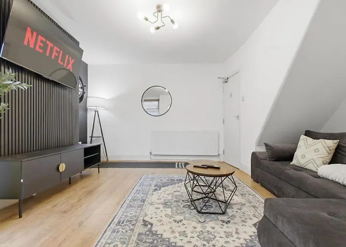 Spacious 4 Bedroom House With Pacman,darts, Netflix By Vista Short Lets 아파트