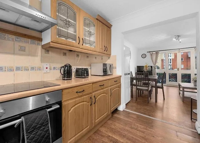 Modern 2 Bed Apartment, Salford Quays, Parking