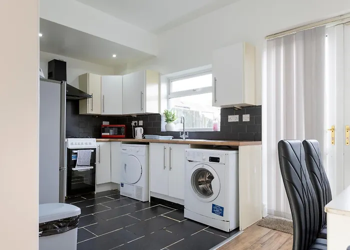 Free Parking, Large House For Contractors & Families, Sleeps 6, 15mins To Centre Appartement Manchester