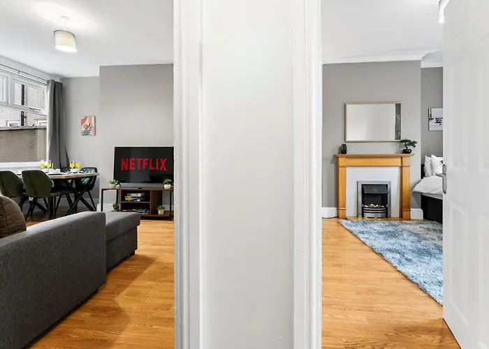 Comfortable 4 Bed - Free Parking & Fast Wifi *