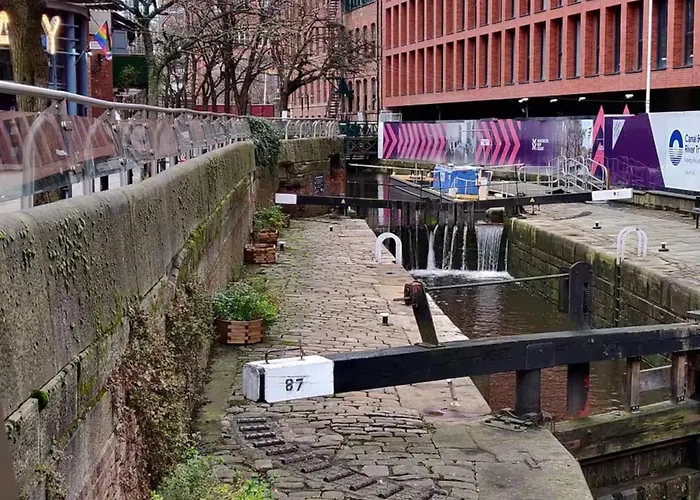 Six Bedroom Group Near Mediacityuk With Garden And Lockbox Check In Konukevi 3*