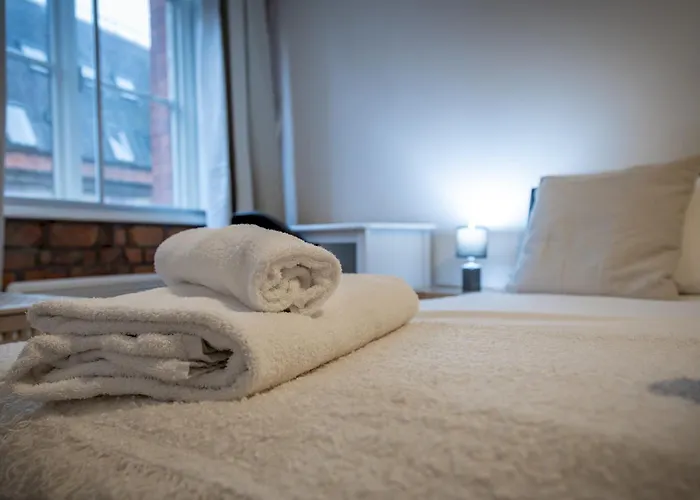 King Bed Flat In The Heart Of The - Pass The Keys