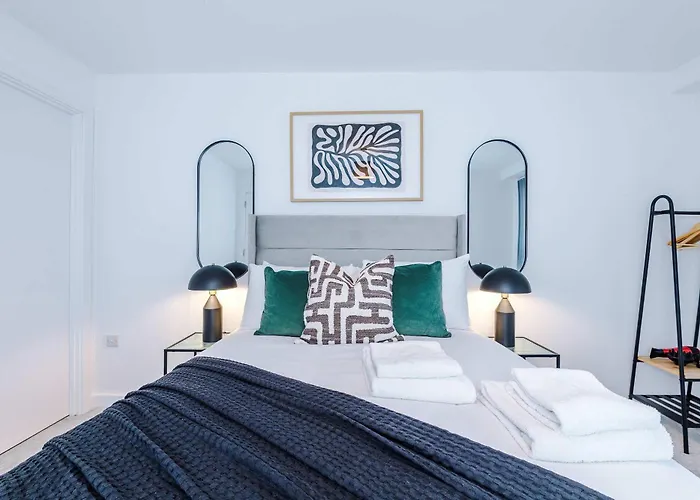 Modern 2br W Secure Parking Salford Apartament *