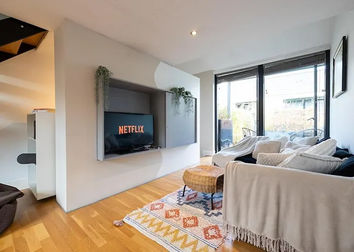Stylish & Modern 3br - Garden, Parking & Ps5 Apartmán