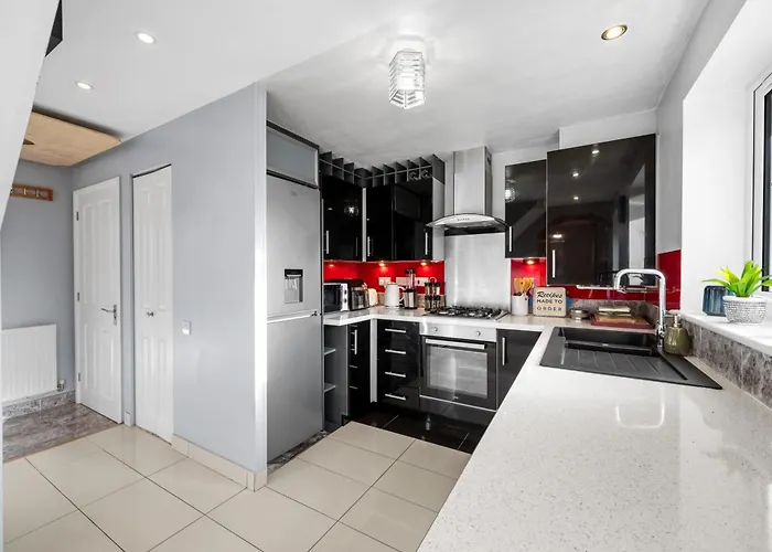 15 Mins To Centre! Sleeps 7, Free Parking, Wi-fi & Garden Daire Manchester