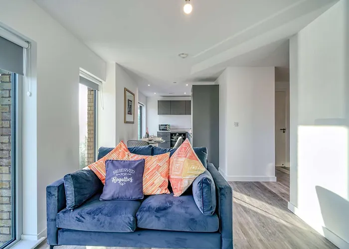 2-br Flat - & Town Centre View -1 Minute To Train & Tram Station - Sleeps 5 아파트 맨체스터