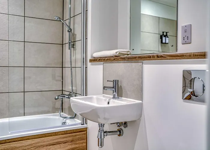 1-br Flat In Eccles - 1 Minute Walk To Train & Tram Station - Sleeps 3 * Manchester