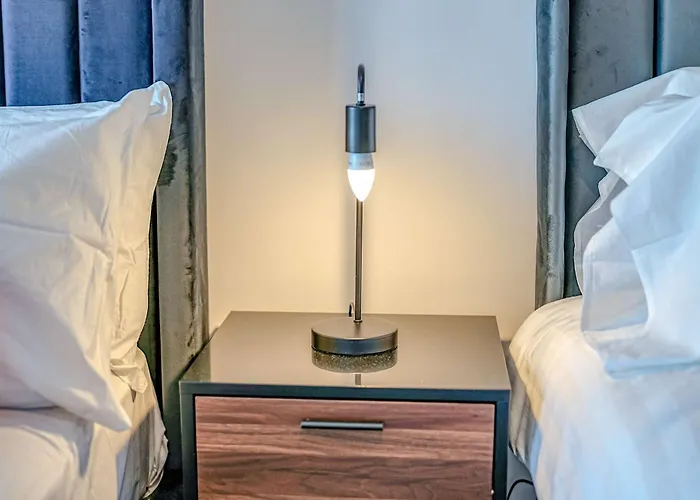 Apartment 1-br Flat In Eccles - 1 Minute Walk To Train & Tram Station - Sleeps 3 *