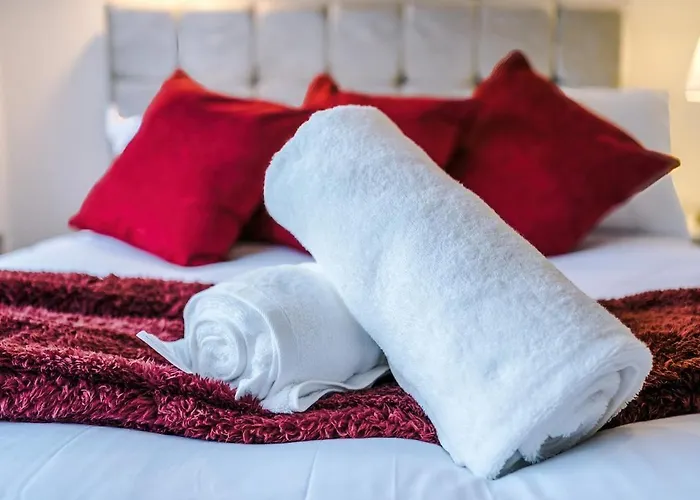 Stylish Home, Sleeps 7, Pool Table, Free Parking, Free Wi-fi, Full Kitchen, Perfect For Groups *