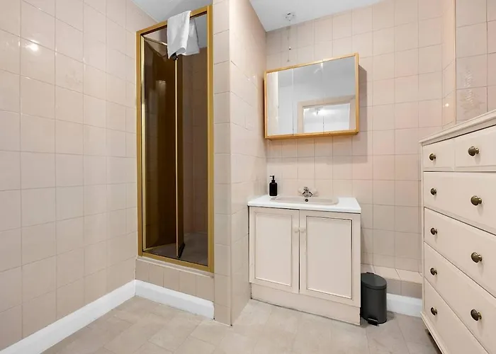 Modern 2 Bed Apartment, Salford Quays, Parking *