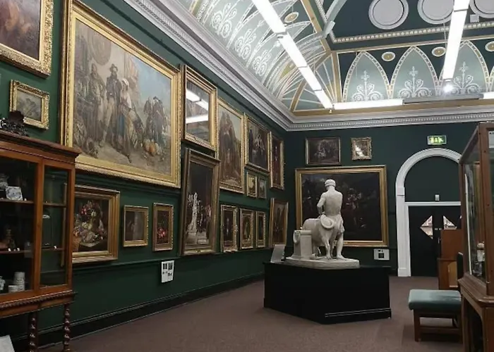 Six Bedroom Group Near Mediacityuk With Garden And Lockbox Check In Konukevi