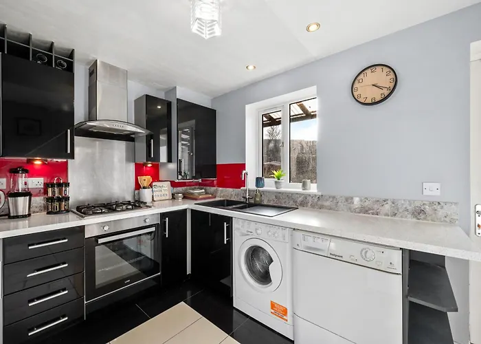 Spacious 3 Bed - Parking, Wi-fi & Garden Manchester