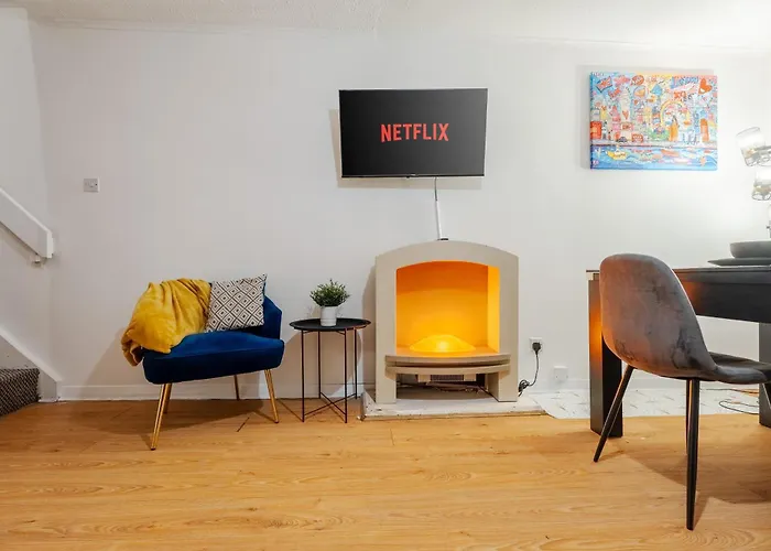 4 Mins From Stadium - Sleeps 7 - Near - Driveway Parking 아파트 *