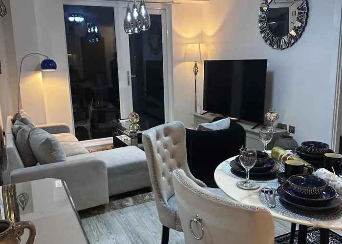 Mega12 Luxury Modern At Centre,2 Bath, 2 Toilets, 2 King Beds,-free Car Park