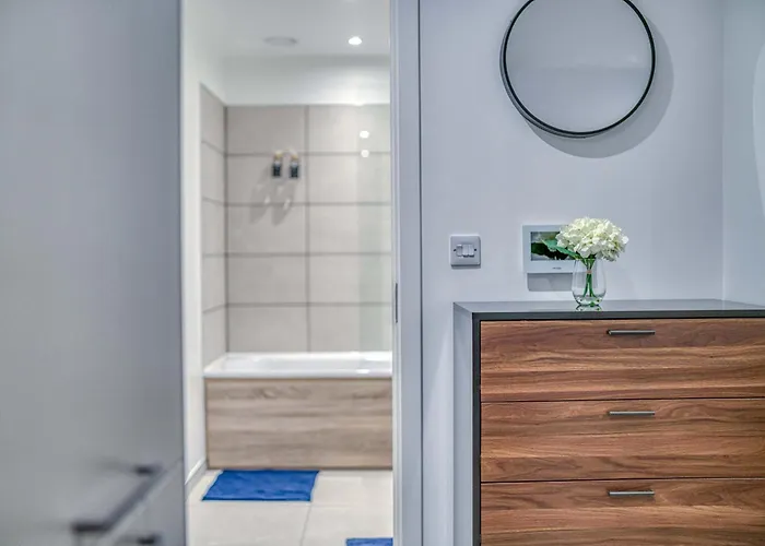 The Trafford Centre - City View - Close To Airport - Sleeps 6 Apartamento