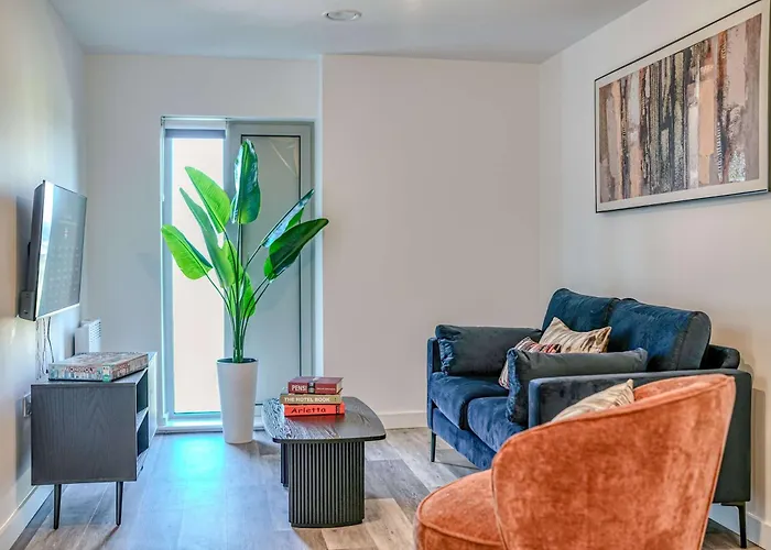 1-br Flat In Eccles - 1 Minute Walk To Train & Tram Station - Sleeps 3