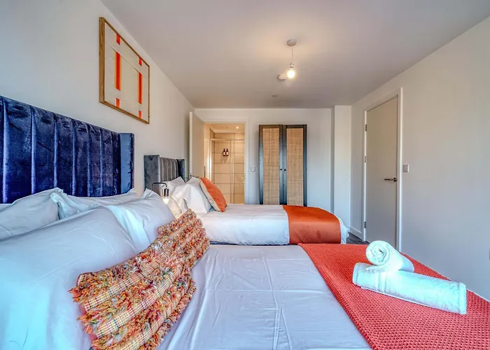 1-br Flat In Eccles - 1 Minute Walk To Train & Tram Station - Sleeps 3 * Manchester