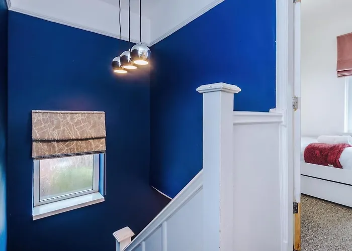 Stylish Home, Sleeps 7, Pool Table, Free Parking, Free Wi-fi, Full Kitchen, Perfect For Groups Apartman