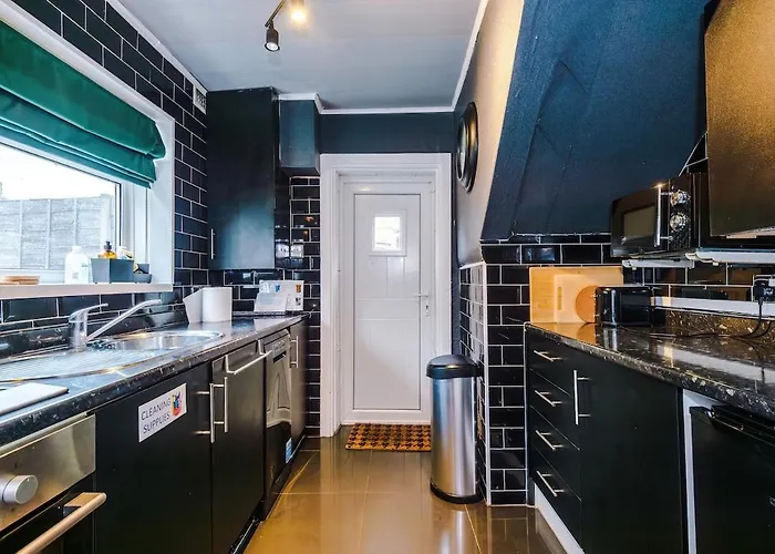 Stylish Home, Sleeps 7, Pool Table, Free Parking, Free Wi-fi, Full Kitchen, Perfect For Groups *