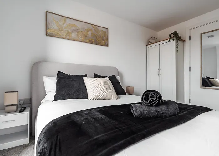 2 Bedroom - Old Trafford - Balcony - Free Parking Apartament