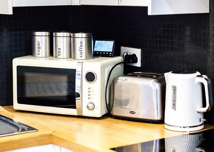 Spacious 4 Bedroom House With Pacman,darts, Netflix By Vista Short Lets