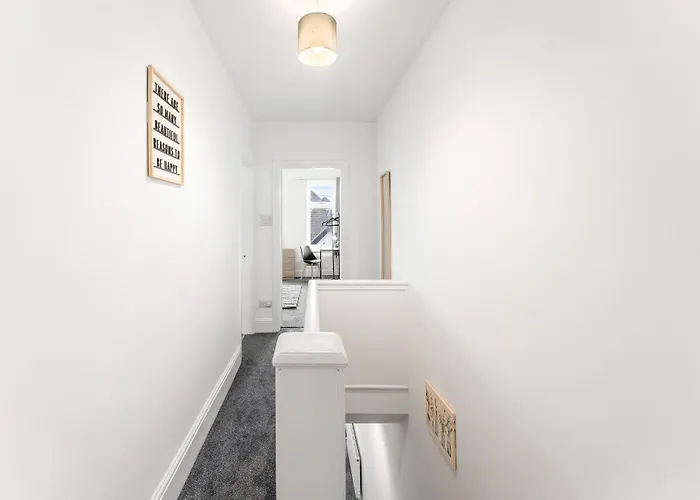 Comfortable 4 Bed - Free Parking & Fast Wifi